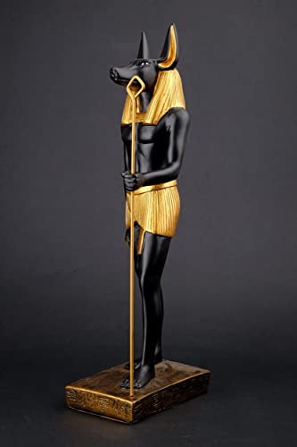 Eine einzigartige alte ägyptische Statue von Anubis Schakal, Gott des Jenseits und der Mumifizierung, einzigartig, groß, gold und schwarz, handbemalt. Hergestellt in Ägypten.
