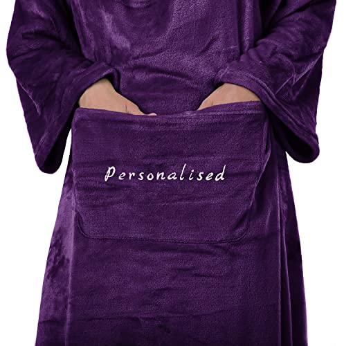DecoKing Kuscheldecke mit Namen Personalisiert mit Ärmeln Geschenke für Frauen und Männer 170x200 cm Violett Ärmeldecke Microfaser TV Decke Lazy