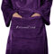 DecoKing Kuscheldecke mit Namen Personalisiert mit Ärmeln Geschenke für Frauen und Männer 170x200 cm Violett Ärmeldecke Microfaser TV Decke Lazy