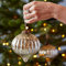 Paper High Fair Trade Weihnachtsbaumkugeln aus Glas - große - Zwei