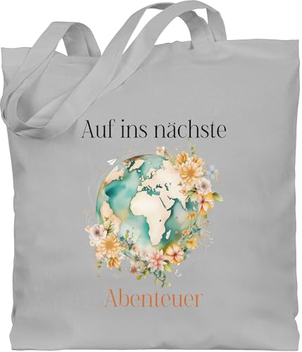Geschenk mit Namen personalisiert by Shirtracer - Baumwolltasche - Sommerurlaub Tasche bedruckt - Auf ins nächste Abenteuer Weltkugel Geschenk Abschied I Sabbatical Geschenk Reise I Weltreise I