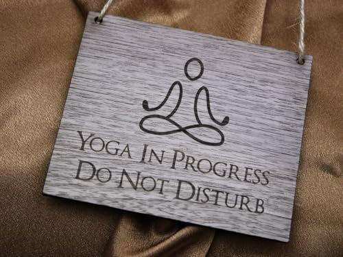 Targa in legno massello di noce impiallacciata con incisione personalizzata – Yoga in Progress