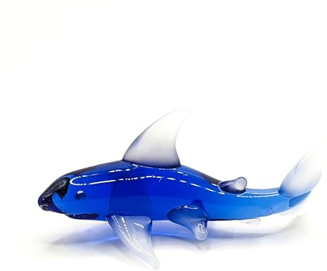 WitnyStore Winzige 3,8 cm lange blau-weiße Haifisch-Figur – Miniatur-Figur, mundgeblasenes Glastier, bunte Haie, Fische, Meereslebewesen, Ozean, kleine Kristalle, dekorative Sammlerfiguren,