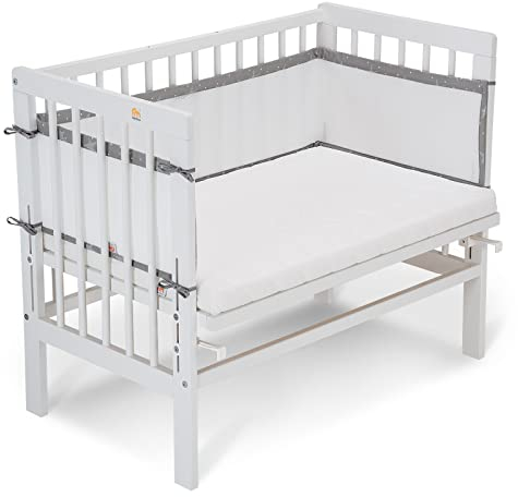 FabiMax Beistellbett Basic weiß, inkl. Matratze Comfort und Nestchen aus Netzstoff, weiße Sterne auf grau