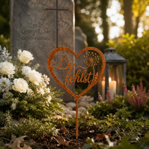 Grabdeko Grabschmuck Wetterfest Herz Grabstecker für Friedhof | Stilvoller Grabstecker in Rostoptik mit Du fehlst Gravur. Wetterfestes Herz-Design für eine würdevolle Grabgestaltung.