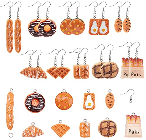 SUNNYCLUE 1 Boîte DIY 10 Paires Thème Alimentaire Boucles d'oreilles Faisant des Kits Simulation Croissant Baguette Pain Hamburger Toast Résine Pendentif Charmes avec Boucles d'oreilles Crochets