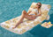SLOOSH Matelas Gonflable pour Adultes, Transat de Piscine à Motif Feuilles Tropicales avec Dossier Réglable et Porte-Gobelets, Bouée Flottante pour Bronzage, Chaise Flottante pour Piscine (Champagne)