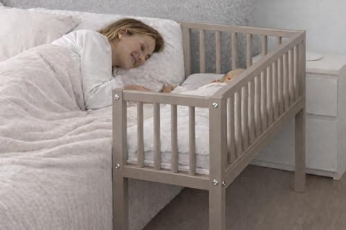 Beistellbett Baby 80x40 cm Charlie – Massives Buchenholz – inkl. Matratze & Befestigungsgurt – Absenkbare Seite – Babybett Taupe