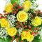 Sommerfrische Blumenstrauß mit frischen gelben Rosen, Hyperikum und Schleierkraut