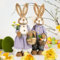 com-four® 2X XL Lapin de Pâques en Paille Fait Main - 44 cm Lapin de Pâques décoratif pour la décoration de Pâques - Figurines en Paille pour Pâques (02 pièces - 44cm Lilas/Bleu)