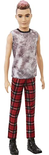 Barbie GVY29 - Ken Fashionistas Puppe mit Pinkem Haar, ärmellosem Batikoberteil, roter Karohose und schwarzen Stiefeln, Spielzeug für Kinder von 3 bis 8 Jahren