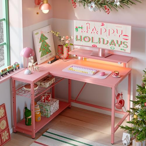Bestier – Petit bureau gaming en forme de L avec prises de courant, 42 LED, étagères de rangement réversibles, crochets, pour bureau et chambre à coucher, fibre de carbone rose