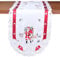 HanaQi Weihnachtsmann in Winterlandschaft Stickerei Tischband 45 x 170 cm Polyester, rot-weiß