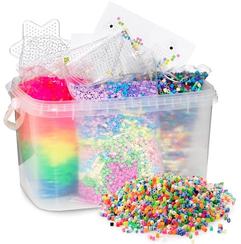 Panduro Bügelperlen Schatztruhe – 30.000 Midi Bügelperlen Ø5 mm in klassischen, Pastell- und Neonfarben. Großes Set mit 6 Steckbrettern, Bügelpapier und Mustern für kreative Projekte.