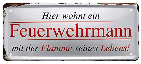 L.E.M.B. Hometrends Blechschild Deko Metall-Schild Fun Vintage Spruch 28cm x 12cm Hier wohnt EIN Feuerwehrmann mit der Flamme seines Lebens