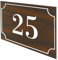 DECOHO - Numéro de boîte aux Lettres personnalisé Gravure Laser - Plaque PVC résistante Effet Bois foncé Chiffres Blancs - 12x8 cm adhési - Marron