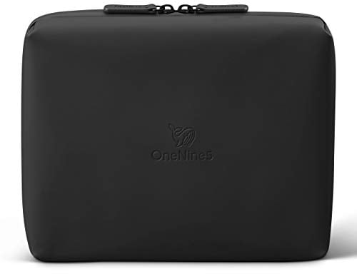 OneNine5 Umweltfreundliche Kulturtasche für die Reise in Miho Schwarz, Kulturtasche mit Futter aus 100% recyceltem Kunststoff und Haken zum Aufhängen