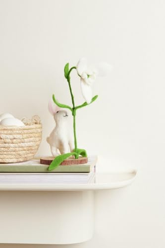 Filz-Hase mit Schneeglöckchen, Weiß, auf Holzscheibe, 20 x 9 x 10,5cm