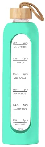 INTIRILIFE Trinkflasche aus Glas mit Zeitmarkierung in Grün - 820-900 ml Füllmenge - Motivations Wasser Flasche mit griffigem Silikon und Handschlaufe am Deckel für Sport Freizeit Arbeit