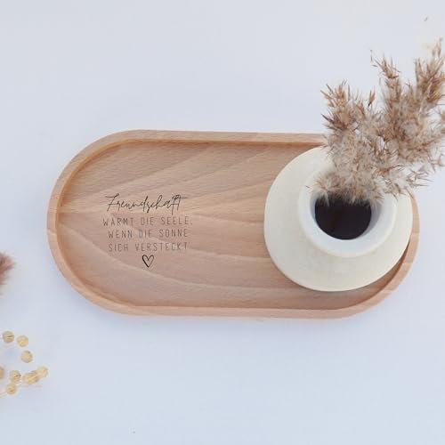 HerzHolzPapier®・Graviertes Holztablett 'Freundschaft' aus Eichenholz・Lebensmittelecht・Gewachst・rutschfeste Füße・20 x 10 x 1,5 cm | Serviertablett・Dekotablett・Geschenk für Freunde | KANU-20