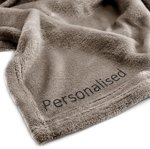 DecoKing Personalisierte Kuscheldecke 150x200 cm Beige Decke mit Namen Bestickt Microfaser Tagesdecke Fleece Mic