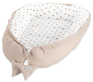 Babynest Neugeborene – Zweiseitiger Baby-Kokon aus Baumwolle Waffel & Musselin – 2 in 1 Nest & Wickelauflage – passend für FabiMax Beistellbetten & Kinderbetten (Herzen)