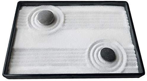 ICNBUYS Mini jardin zen classique avec râteau, stylo à sable en bambou, stylo à sable et stylo à dessin Zen Garden Guild et pierres de rivière sélectionnées bien emballé cadeau Dimensions 25,4 x 17,8