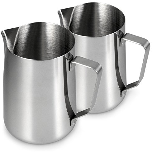 YOUZiNGS Milchkännchen aus Edelstahl zum Aufschäumen im 2er Set, Milchkanne 900 Milliliter, Milchaufschäumer, Milchschaum, Barista Aufschäumkännchen, Cafe, Farbe: Hochglanz Silber, Marke