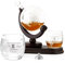 Maverton Decanter per Whisky in vetro - incisione personalizzata - Caraffa a forma di mappamondo da 850 ml + 2 bicchieri da whisky - regalo uomo - gentelman