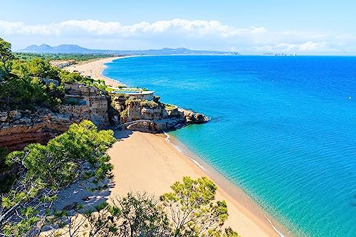 AluVerbund-Bild 140 x 90 cm: Ansicht des atemberaubenden Strandes von Cala Moreta mit azurblauem Meerwasser, Costa Brava, Spanien (125503426)