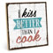 TypeStoff Holzschild mit Spruch – KÜSSEN UND KOCHEN – im Vintage-Look mit Zitat als Geschenk und Dekoration zum Thema Liebe und Küche - HS-00364