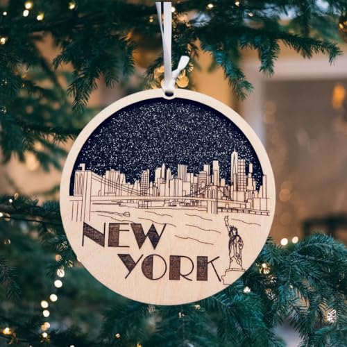 City Skyline Ornament – lasergravierte Feiertagsdekorationen aus Holz – handgefertigte urbane Wahrzeichensouvenirs für Reisebegeisterte und Stadtliebhaber (New York)