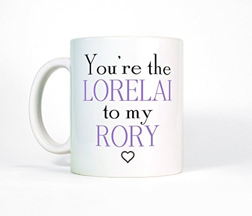 Tazza in ceramica da caffè o tè, con scritta (in lingua inglese) “You’re the Lorelai to my Rory”, ispirata alla serie tv “Una mamma per amica”, ideale per figlie, sorelle o migliori amiche (31,2 cl)