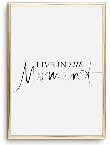 Tales by Jen Kunstdruck, Sprüche Poster: Live in the moment | Stilvolles Premium Poster auf hochwertigem Papier | Wohnzimmer Schlafzimmer Wanddeko schwarz weiß Motivation Wandbild | Ohne Bilderrahmen