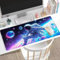 Alfombrilla Ratón Universo Fondo de Goma Natural Antideslizante Alfombrilla Gaming Astronauta Alfombrilla Raton Extendida de Gran Tamaño con Bordes Cosidos, para Accesorios Juegos 900x400x3mm W5-332