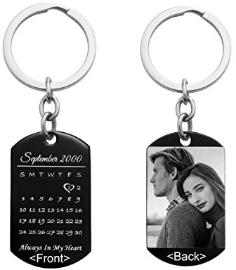 TCC Sourcing Personalisiert gravierte Datum Bild Foto Text Herztag Kalender Anhänger Gravur Schlüsselanhänger Jahrestag Geburtstag Valentines Geschenk Geschenk für Ehemann Ehefrau