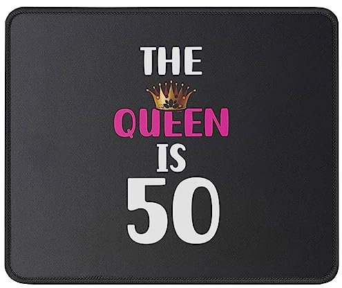 Mauspad mit Aufschrift The Queen is 50 – Geschenk zum 50. Geburtstag für Frauen – Beste Geschenkideen zum 50. Geburtstag – lustiges Geburtstagsgeschenk für Mutter, Ehefrau – Mauspad 24,1 cm