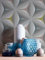 BRICOFLOR Geometrisch Tapete | Skandinavische 3D Tapete | Ausgefallene Vliestapete mit Blumenmuster im Grafik Stil | Geometrische Wandtapete in Grau und Pastellfarben