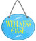 Wellness Oase Schild - Hängeschild mit Kordel und Saugnapf - Wanddeko oder Türdeko für Balkon Terrasse Gartenlaube Lieblingsplatz Spa Badezimmer Sauna - 18x12cm