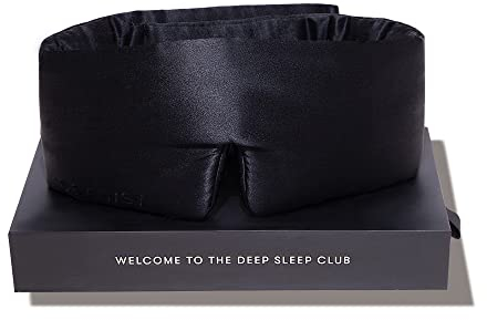 DROWSY Silk Schlafmaske. Ein gepolsterter Seidenkokon, der sich an das Gesicht anschmiegt und für luxuriösen Schlaf in völliger Dunkelheit sorgt. (Black Jade)