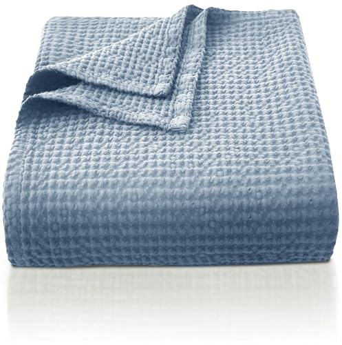 CHUFFED 100% Baumwolle Decke 150x 200 cm, Weiche und Atmungsaktive Tagesdecke, Waffelmuster Leichte Decke als Sofadecke Couchdecke, Weich Kuschelige Wohndecke Wohnzimmer, Sofa Couch Hellblau