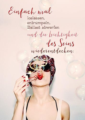 Gutsch Verlag Postkarte für Frauen: Loslassen, Entrümpeln & Leichtigkeit des Seins – Frau mit Sonnenbrille und Seifenblasen
