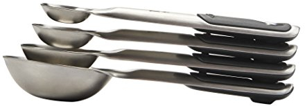 OXO Good Grips Edelstahl-Messlöffel mit magnetischen Druckknöpfen