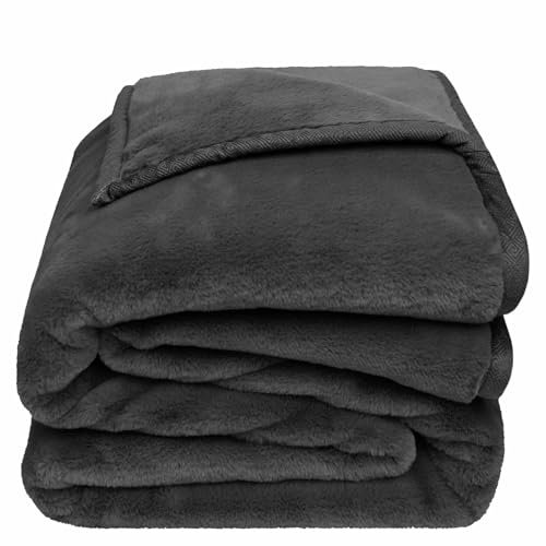 Zoeppritz The Blanket – Extra weiche Decke aus recyceltem Polyester, vegan, beidseitige Felloptik, Allergiker geeignet, Meander Design (anthrazit, 150x200cm)