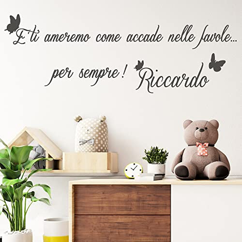 STICKER DESIGN Adesivi Murali Frasi per Bambini con Nome e Farfalle, Frase Adesiva Personalizzabile, Sticker decorativo per Cameretta Neonati, Bimbo, Bimba, per Pareti
