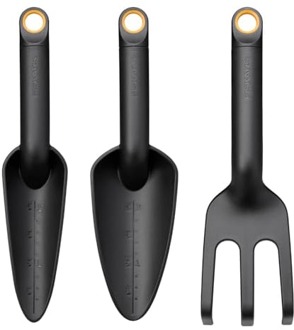 Fiskars Set di Attrezzi da Giardino, 3 Pezzi, Rastrello per Fiori, Cazzuola per Fiori e Cazzuola per Piante, 65% Plastica Riciclata FiberComp con Fibra di Vetro, Nero/Arancio, Solid, 1076379