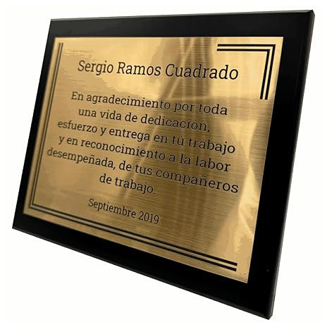 Placa conmemorativa personalizada grabada con láser en acabado oro.