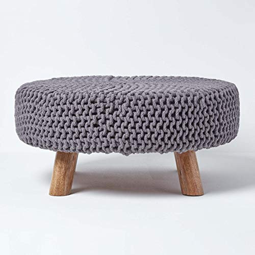 Homescapes niedriger runder Strick Sitzhocker mit Holzbeinen, Grauer Fußhocker 62 x 62 x 30 cm, Strickhocker mit grob gestricktem Bezug aus 100% Baumwolle