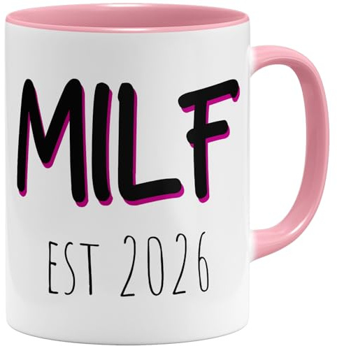 OM3® witzige Milf EST 2026 Kaffee-Tasse mit Spruch - Lustige Mama Keramiktasse für werdende Mütter - Freundin Ehefrau - Keramik Becher - 325ml - Beidseitig Bedruckt - Rosa