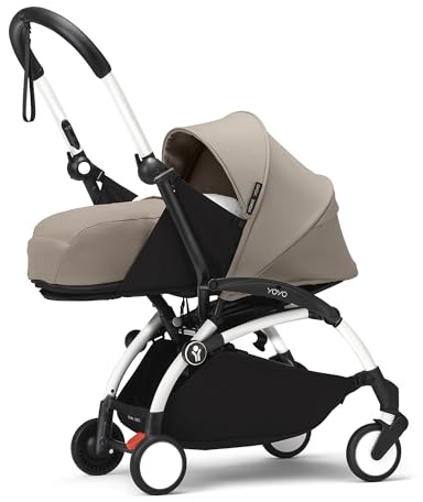 Stokke YOYO3 Gestell (Weiß) mit 0+ Neugeborenen Set (Taupe) - Inklusive Matratze, Fünfpunktgurt, ausziehbarem Verdeck, gepolsterte Schultergurte & schützende Aufbewahrungstasche